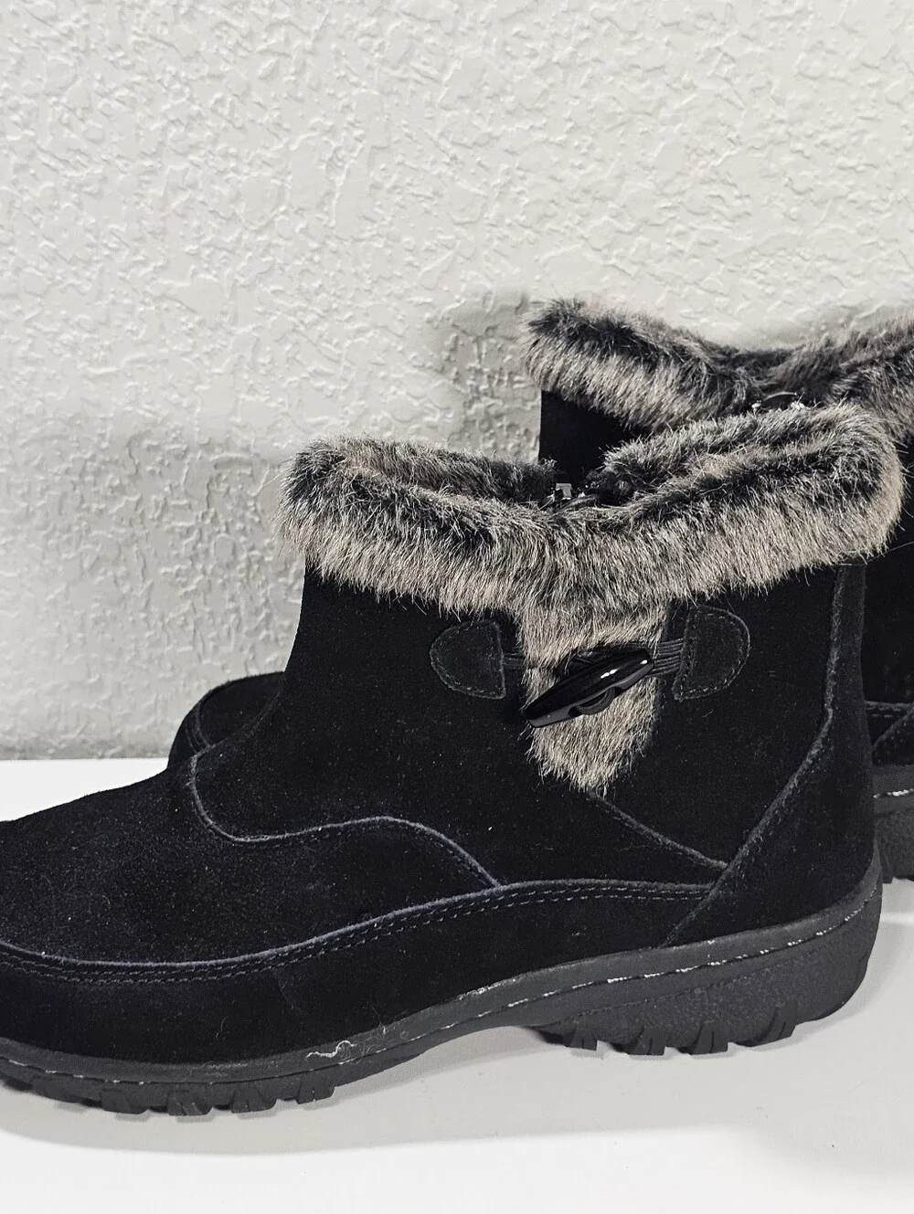 Khombu Gracie All-weather Black Snow Boots Size 6
